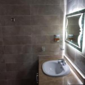 赫尔格达ميراج باي (شاليه)的一间带水槽和镜子的浴室