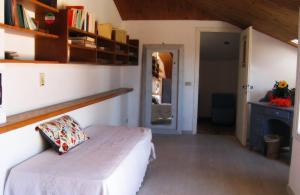 格拉达拉Villa Formica - Vista su Castello di Gradara的一间卧室配有一张带枕头的床