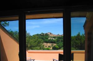 格拉达拉Villa Formica - Vista su Castello di Gradara的享有房屋景致的窗户。