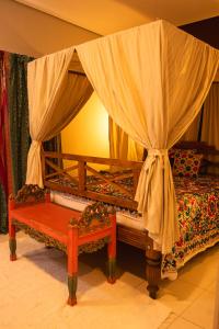 特雷斯拉瓜斯泰姬酒店的一间卧室配有一张带天蓬的床