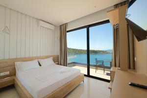 萨兰达Villa Xhefri 2的一间卧室配有一张床,享有水景