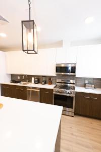 联城Stylish luxe apartment close to New york city的厨房配有白色橱柜和炉灶烤箱。