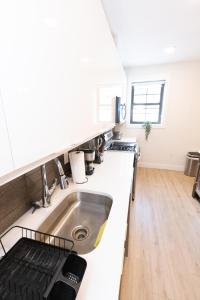 Stylish luxe apartment close to New york city的厨房或小厨房