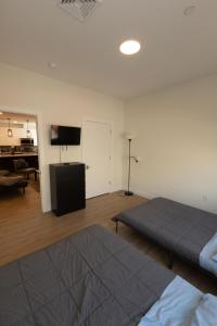 联城Stylish luxe apartment close to New york city的一间卧室配有一张床和一台平面电视