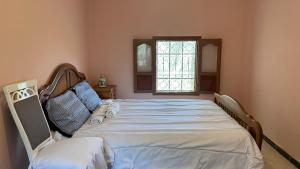 ImoulassAtlasunsea - Riad de l’Atlas的窗户客房内的一张大床