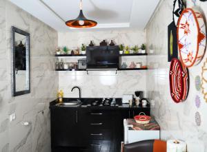 拉巴特Good Vibes的厨房配有水槽和台面