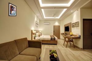 新德里Hotel Claytone Near Delhi Airport的客厅配有沙发和1张床