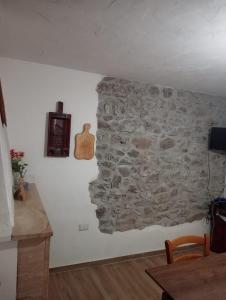 多尔加利CASA DEL CORSO的墙上有石墙,上面有时钟