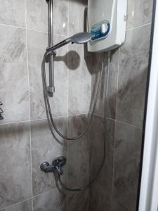费特希耶2 Yatak Odalı Daire-Fethiye的浴室内配有淋浴和头顶淋浴