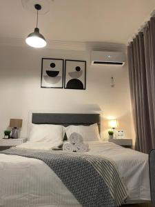 努瓦克肖特Appart hôtel的卧室配有白色床和毛巾