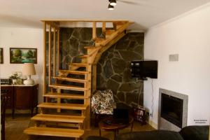 辛特拉O sexto的客厅的木楼梯,带有石墙