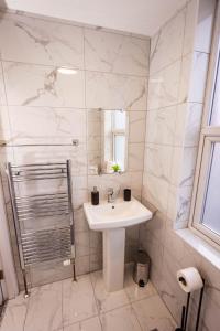 斯塔利桥Two Bedroom Luxury RB Home的白色的浴室设有水槽和镜子