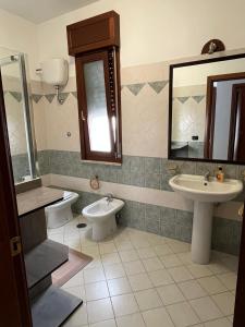 蒙德拉戈内Casa Sofia的浴室设有2个水槽、卫生间和镜子。