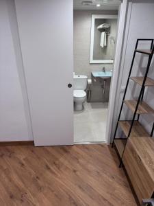 巴塞罗那梅蒂斯酒店的一间带卫生间和水槽的浴室
