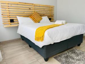 龙杜Shafas Guest House的一间卧室配有一张大床和木制床头板