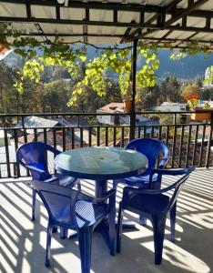 博尔若米Guesthouse Saba的美景庭院内的桌椅