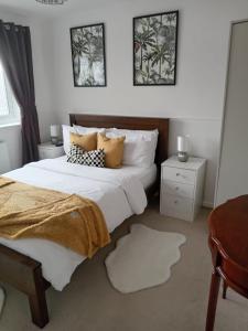 罗瑟勒姆Rowan House Rotherham的一间卧室配有两张带枕头和镜子的床