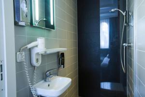 阿姆斯特丹福索冯德尔公园酒店的一间带水槽和淋浴的浴室