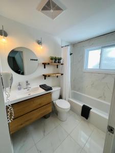 OrfordLe Jackrabbit Orford Domaine Cheribourg的一间带水槽、卫生间和镜子的浴室