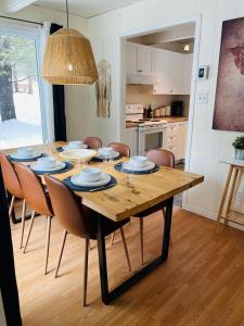 OrfordLe Jackrabbit Orford Domaine Cheribourg的一间带桌椅的用餐室和一间厨房