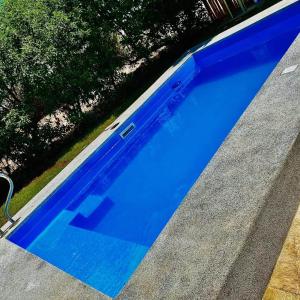 伊察ENCANTADORA Casa de Campo - Ica的院子里的大型蓝色游泳池