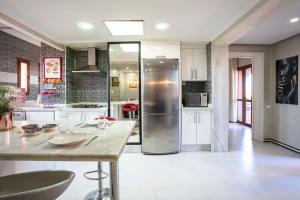 马拉喀什Palm Splendor - Marrakech的一间厨房,里面配有不锈钢冰箱