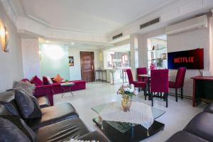 马拉喀什Palm Splendor - Marrakech的客厅配有沙发和桌子