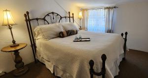达洛尼加Lily Creek Lodge的卧室配有一张带白色棉被的大床