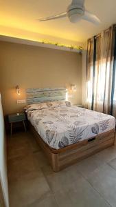 阿瓜杜尔塞SweetWater Beach - Apartamento turístico en zona puerto的一间卧室配有一张床和吊扇