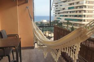 阿瓜杜尔塞SweetWater Beach - Apartamento turístico en zona puerto的海景阳台上的吊床