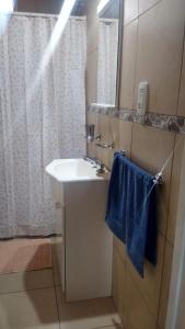 拉普拉塔Departamento tranquilo y luminoso的一间带水槽和蓝毛巾的浴室