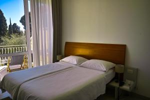 拉帕洛阿普罗多酒店的一间卧室设有一张大床和窗户