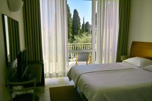 拉帕洛阿普罗多酒店的一间卧室设有一张床,享有阳台的景色