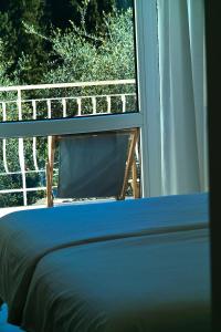 拉帕洛阿普罗多酒店的窗前的一张床