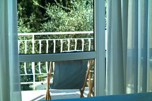 拉帕洛阿普罗多酒店的阳台的开放式窗户,配有椅子