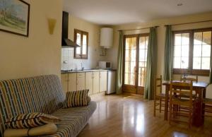 马斯萨内特-德卡夫雷尼斯卡尔拉特罗公寓的带沙发和桌子的客厅以及厨房。