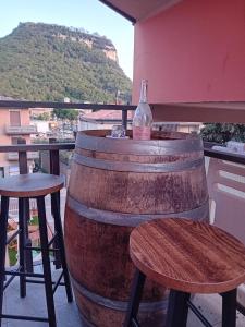 加尔达Garda City Home Family Apartments的桶上坐着一瓶葡萄酒