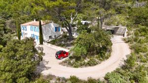 洛里Mas d'Olea的房屋前停放的红色汽车的空中景观