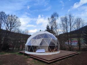 MieroszówForrest Glamp的木制平台上的大型圆顶帐篷