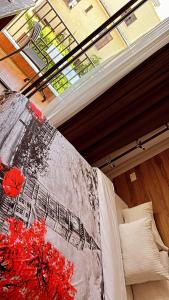 梅克内斯Hotel beaux arts的一间卧室设有窗户和一张带被子的床