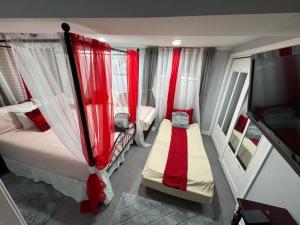 北卑尔根Nice 3 bedrooms apt 4 lovely group family 15 mins 2 NY City.的一间小卧室,配有两张床和红色窗帘
