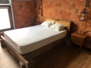 阿特Chez Claude appartement cozy climatisé pour 4 personnes tout confort的一张带白色床单和枕头的床