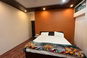 瓦拉纳西Hotel Varanasi Paradise - Best Seller - Parking facilities的卧室配有一张床