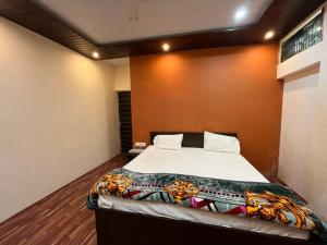 瓦拉纳西Hotel Varanasi Paradise - Best Seller - Parking facilities的卧室配有一张床