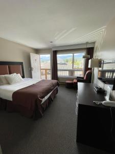 戈尔登朗多汽车旅馆的酒店客房设有一张床和一个阳台。