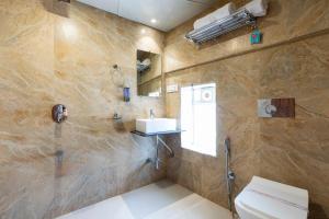 孟买Hotel New Imperial的带淋浴、盥洗盆和卫生间的浴室