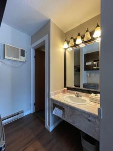 戈尔登朗多汽车旅馆的一间带水槽和镜子的浴室