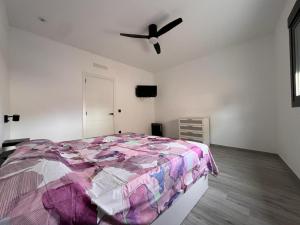 MontichelvoCasa del Pueblo的一间卧室配有一张床和吊扇