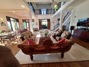 BandaragamaMyHoliday Home @ Bandaragama的带沙发和咖啡桌的大型客厅