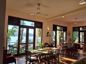 BandaragamaMyHoliday Home @ Bandaragama的一间带桌椅和窗户的用餐室